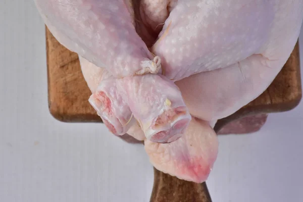 Großes Rohes Huhn Auf Holzbrett — Stockfoto