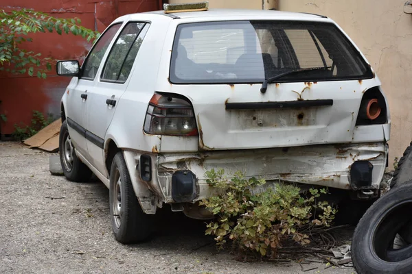 Bir kazadan sonra bozuk araba tamir edildi.