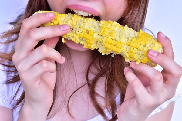 Dziewczyna Jedzenie Kukurydza Zbliżenie — Zdjęcie stockowe