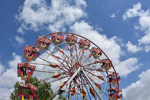 Carrousel Tegen Lucht Sport — Stockfoto