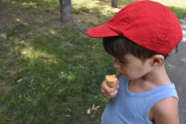 Çocuklar dondurma yer.