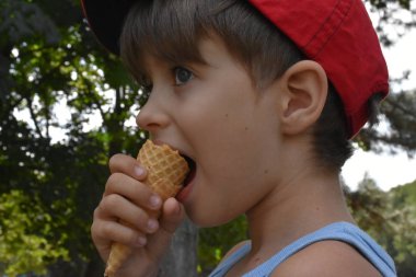  Çocuk dondurma yiyor