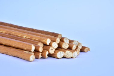 Beyaz arka planda uzun ince çerezler