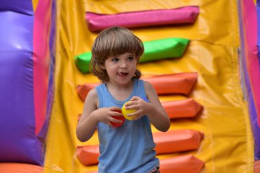 Çocuklar şişme kalede oynuyorlar.,