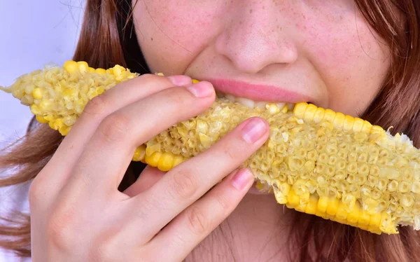 Chica Comiendo Maíz Primer Plano Retrato —  Fotos de Stock