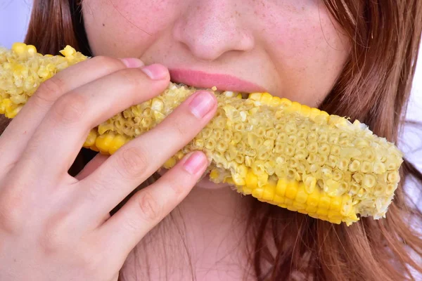 Meisje Eten Maïs Close — Stockfoto