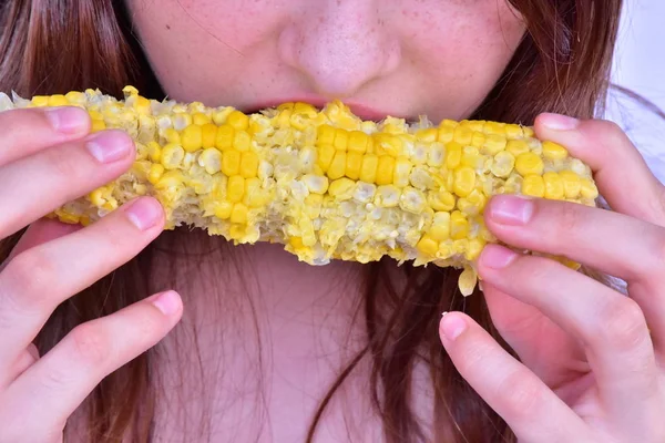 Meisje Eten Maïs Close — Stockfoto