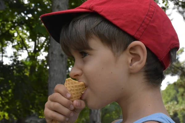 Niño Come Helado — Foto de Stock