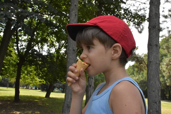 Παιδί Τρώει Παγωτό — Φωτογραφία Αρχείου