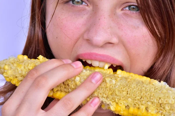 Meisje Eten Maïs Close — Stockfoto