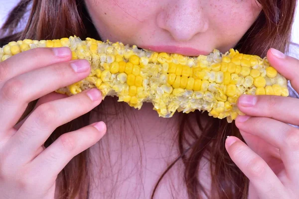 Meisje Eten Maïs Close — Stockfoto