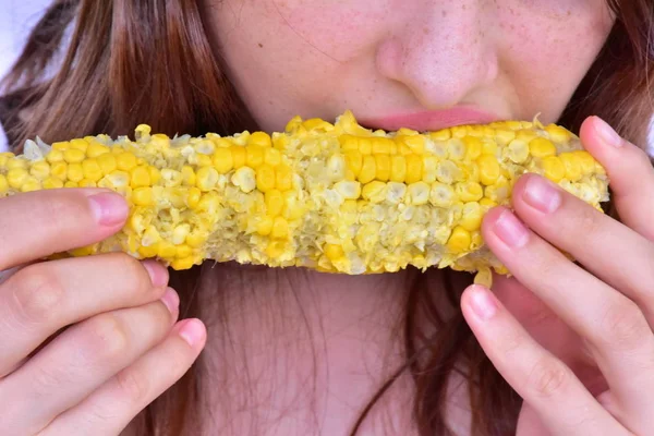 Meisje Eten Maïs Close — Stockfoto