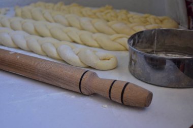 ev yapımı ekmek , hamurdan yapılmış örgüler 