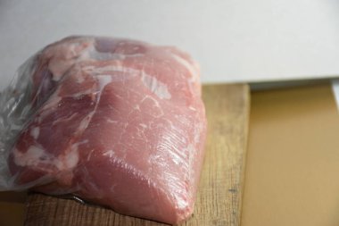 Gemide çiğ biftek fileto var. 