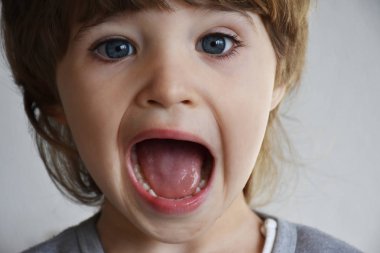 Sevimli küçük çocuğun portresini kapat. 