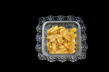 Siyah arka plan. Mısır gevrekli cam kase 