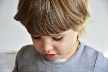 Sevimli küçük çocuğun portresini kapat. 