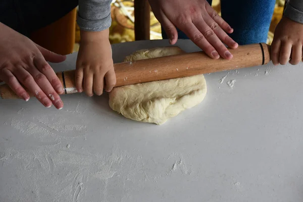 Massa Crua Mãos Mesa — Fotografia de Stock