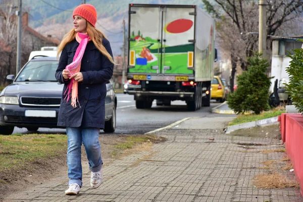 Young Woman Walking Autumn Street — Stock Photo, Image