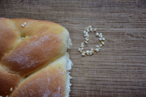 Ekmek Ekmeği Ekmek Rulosu Masada Küçük Susam Tohumları Kalp Işareti — Stok fotoğraf