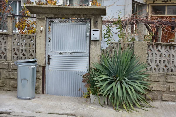 Güzel ahşap kapı ve çit