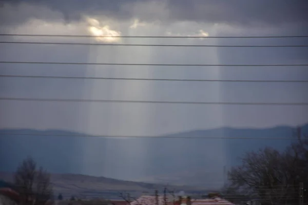 Сонячні Промені Освітлення Через Сірі Хмари Над Полем — стокове фото