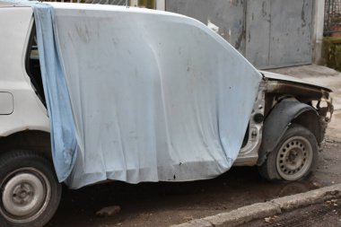 Bir kazadan sonra bozuk araba tamir edildi.