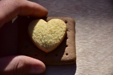 kalp şeklinde çerez yakın çekim 