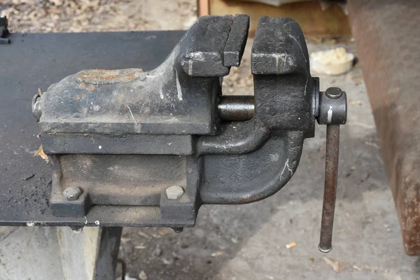 Garaj atölyesinde eski baskılar