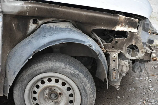 Bir kazadan sonra bozuk araba tamir edildi.