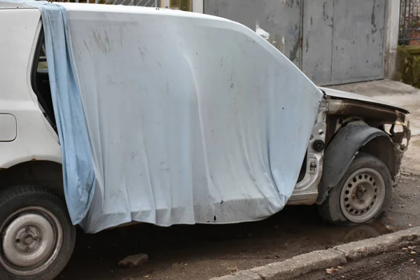 Bir kazadan sonra bozuk araba tamir edildi.