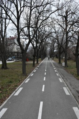 Küçük kasabada yol, yolda yürüyen adam. 