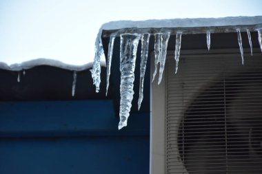 Çatıdaki buz saçakları.