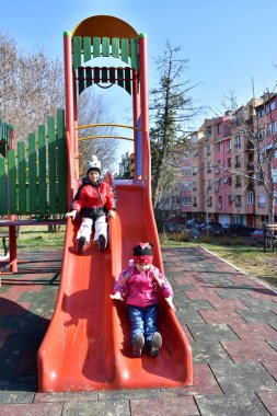 Çocuk oyun parkında oynuyor.,