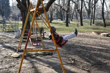 Çocuk oyun parkında oynuyor.,