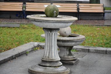 Taşaklı küçük şehir pınarlarının yakın görüntüsü 