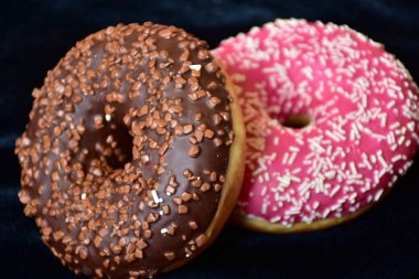 çörek koyu arka plan üzerinde 