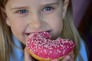 Küçük kız yeme halka 