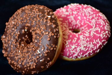 çörek koyu arka plan üzerinde 