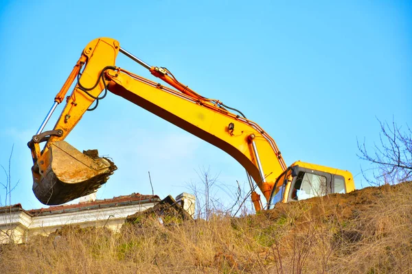 Modern Yellow Excavator Digging Hole — Φωτογραφία Αρχείου