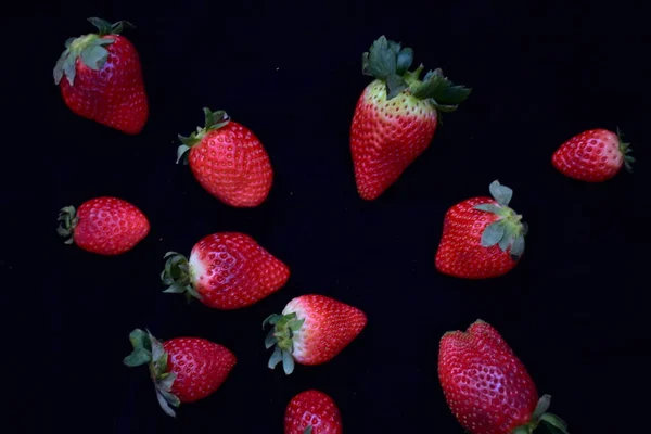 成熟草莓收尾 — 图库照片