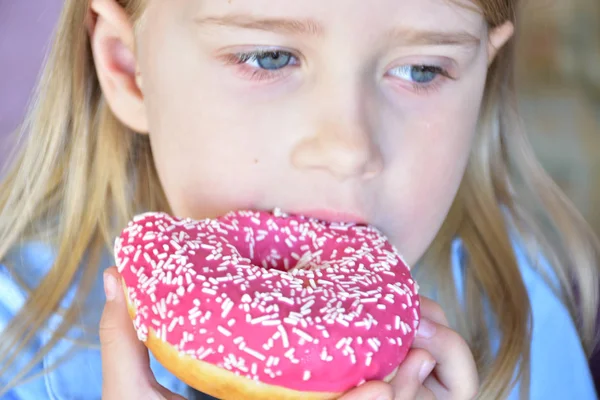 Маленька Дівчинка Їсть Пончик — стокове фото