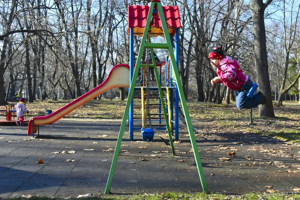 Belle Petite Fille Sur Aire Jeux — Photo