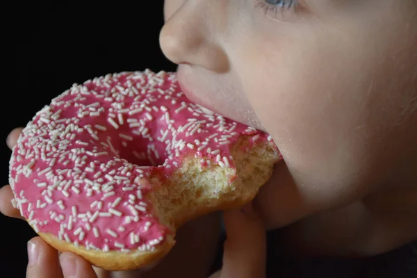 Niña Comiendo Donut Cerca — Foto de Stock