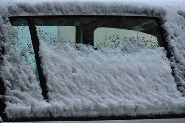 Close Widok Samochodu Oknami Pokrytymi Śniegiem Zimie — Zdjęcie stockowe