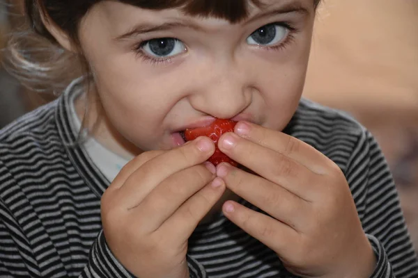 Çocuk Çilek Yiyor — Stok fotoğraf