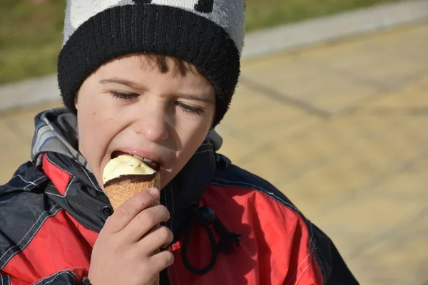 Anak Kecil Yang Lucu Makan Krim — Stok Foto