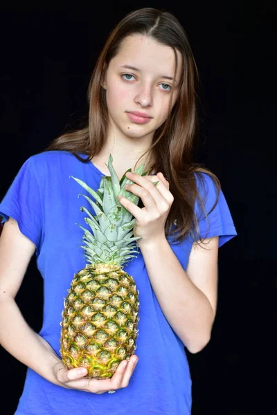 Girl Pineapple Close — Stock Photo, Image