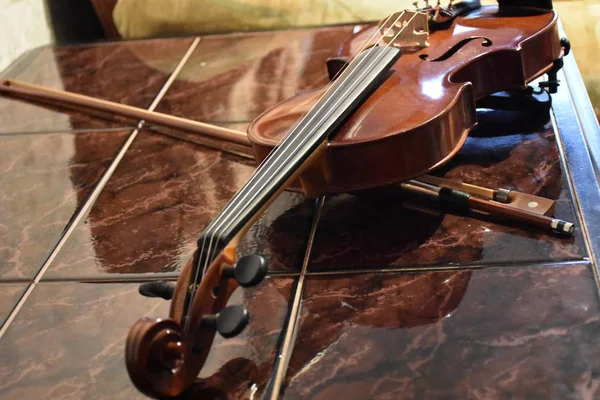 Wooden Violin Brown Table Surface Musical Instrument — Photo