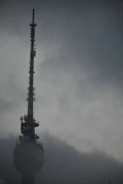 霧の中の高いアンテナ — ストック写真